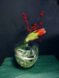 Zdjęcie przedstawiające kompozycję florystyczną w wazonie